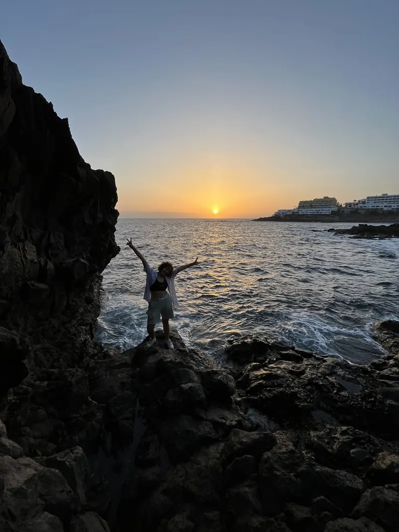 Silhouette au coucher du soleil, photo mise en page dans un livre photo