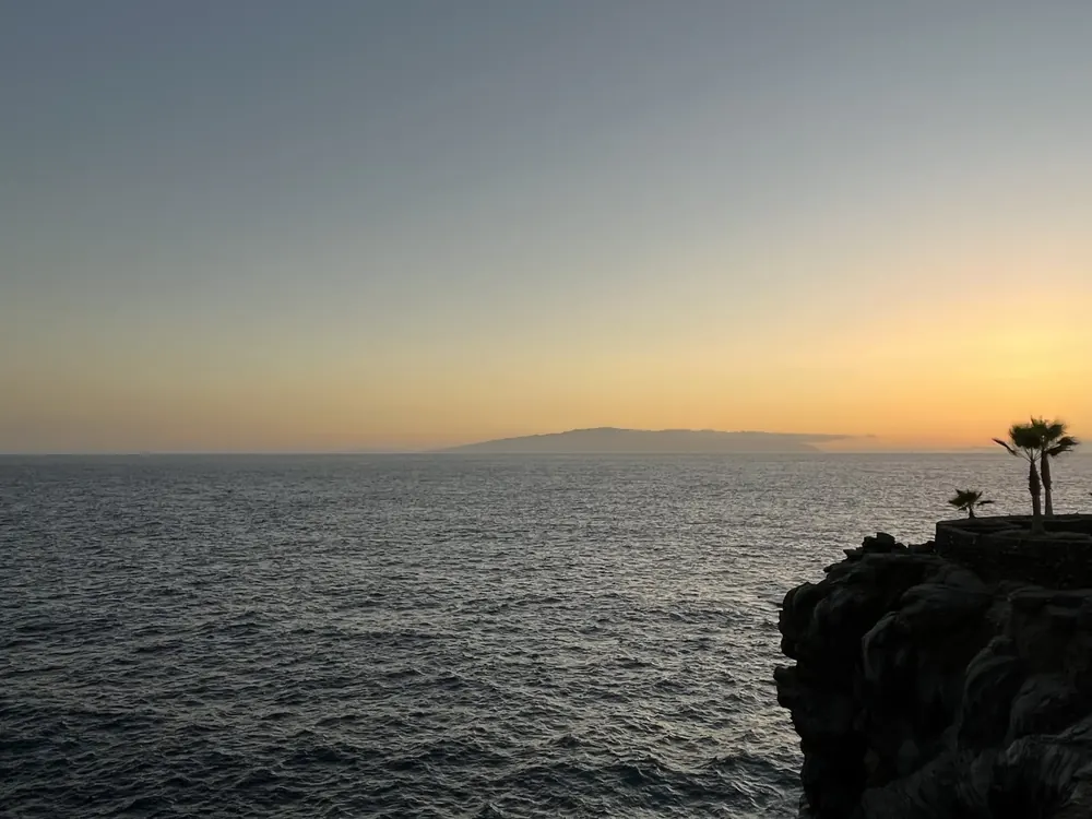 Coucher de soleil sur la côte, photo de voyage mise en page dans un livre